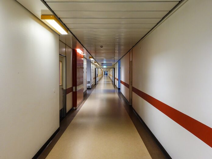 A quiet hospital corridor at NÄL hospital with doors along both sides.